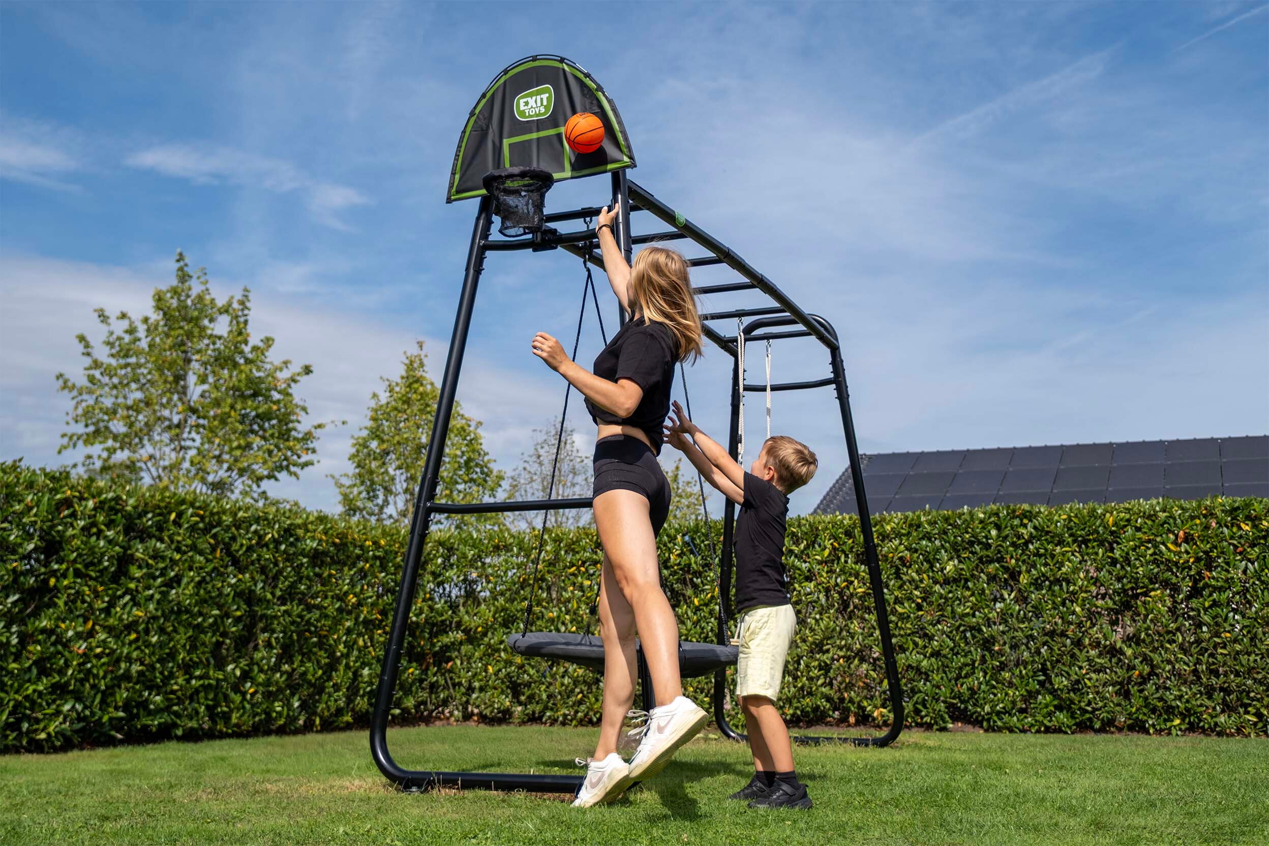 Op zoek naar duurzame sportproducten voor in je tuin? EXIT Toys maakt stevige, recyclebare sporttoestellen voor kinderen en jongeren die willen bewegen &eacute;n ontwikkelen. Van voetbaldoel tot padeltrainer.