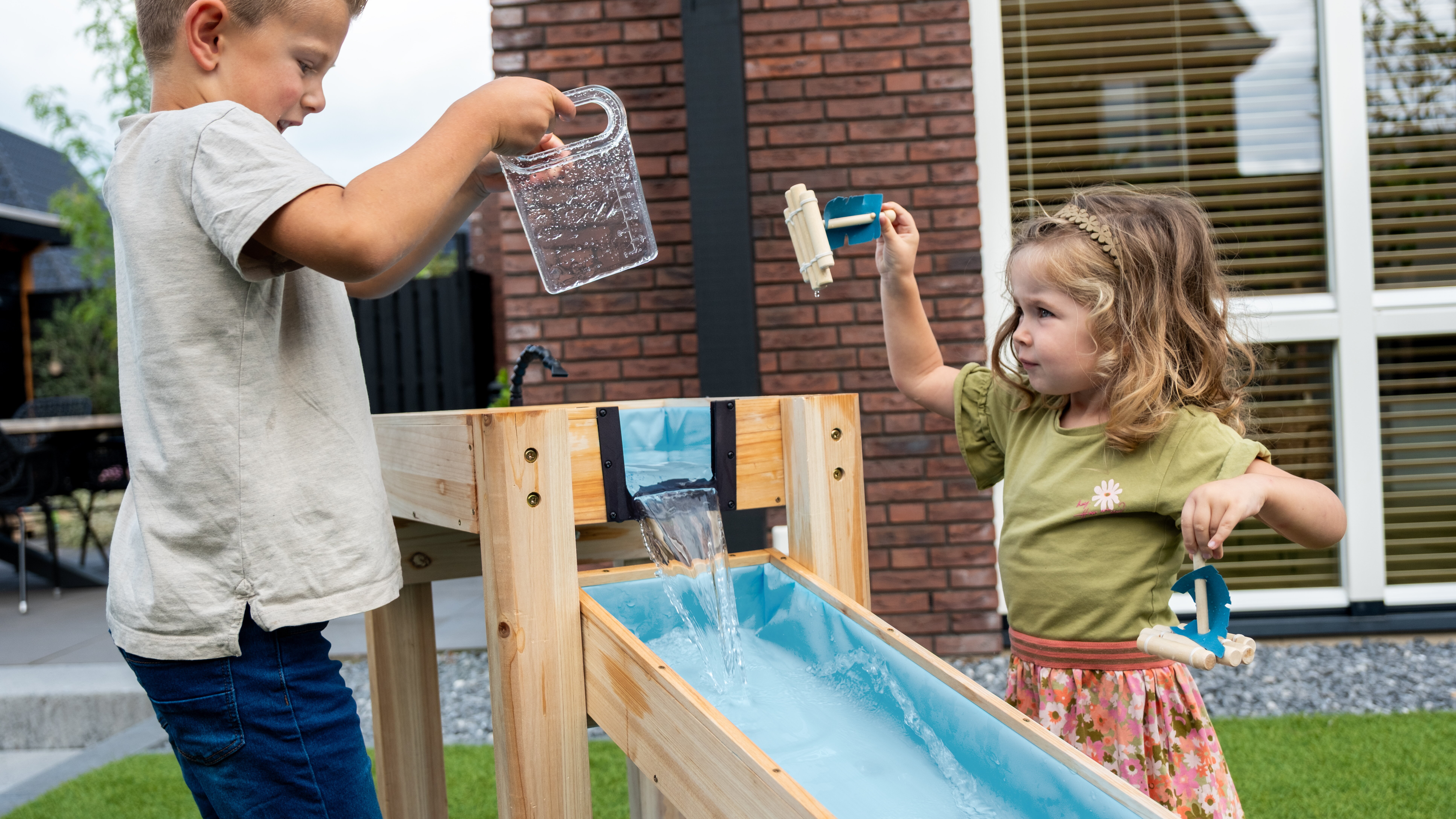 Benadrukt de kwaliteit en het duurzame ontwerp. FSC&reg;-gecertificeerd hout, vervangbare onderdelen en recyclebare materialen maken het sterk voor jarenlang gebruik.