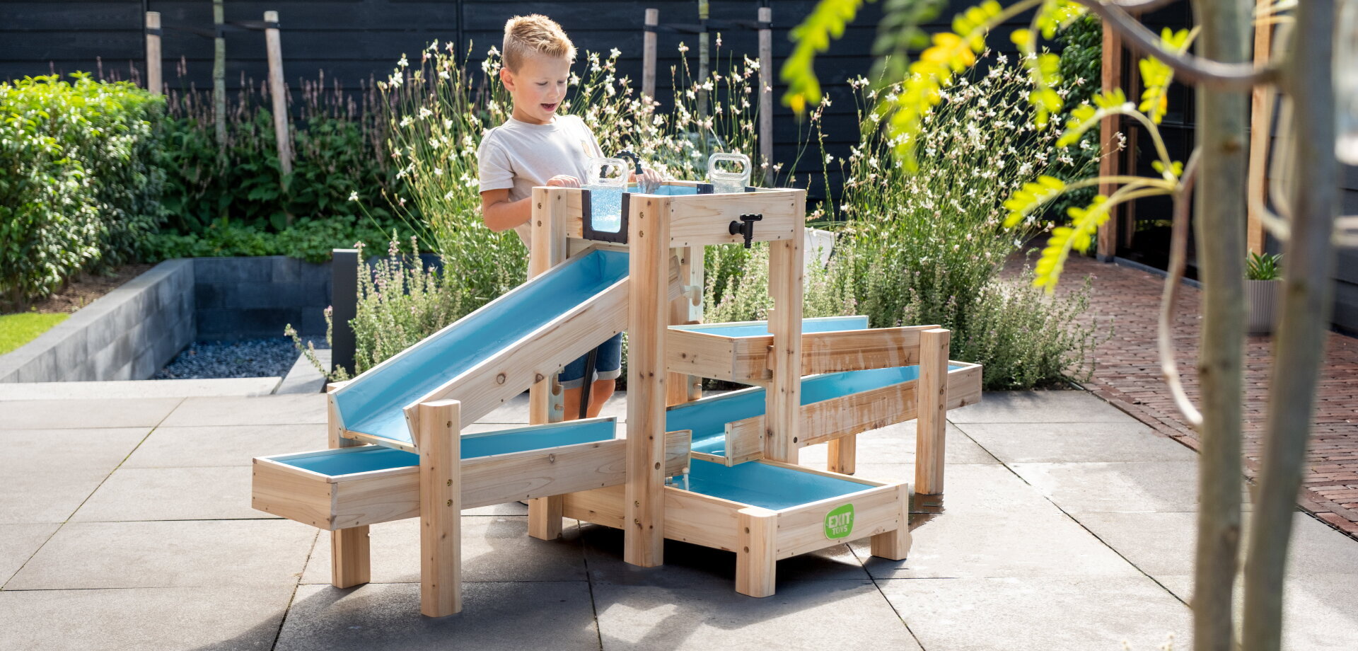 waterpret, buitenspeelgoed, speelplezier in de tuin, leren door te spelen, pomp en sluis