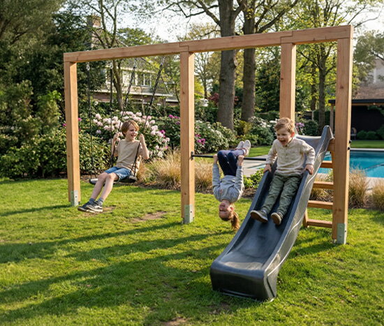 Drie kinderen spelen in de tuin op een houten speeltoestel met schommels, duikelrek en glijbaan.
